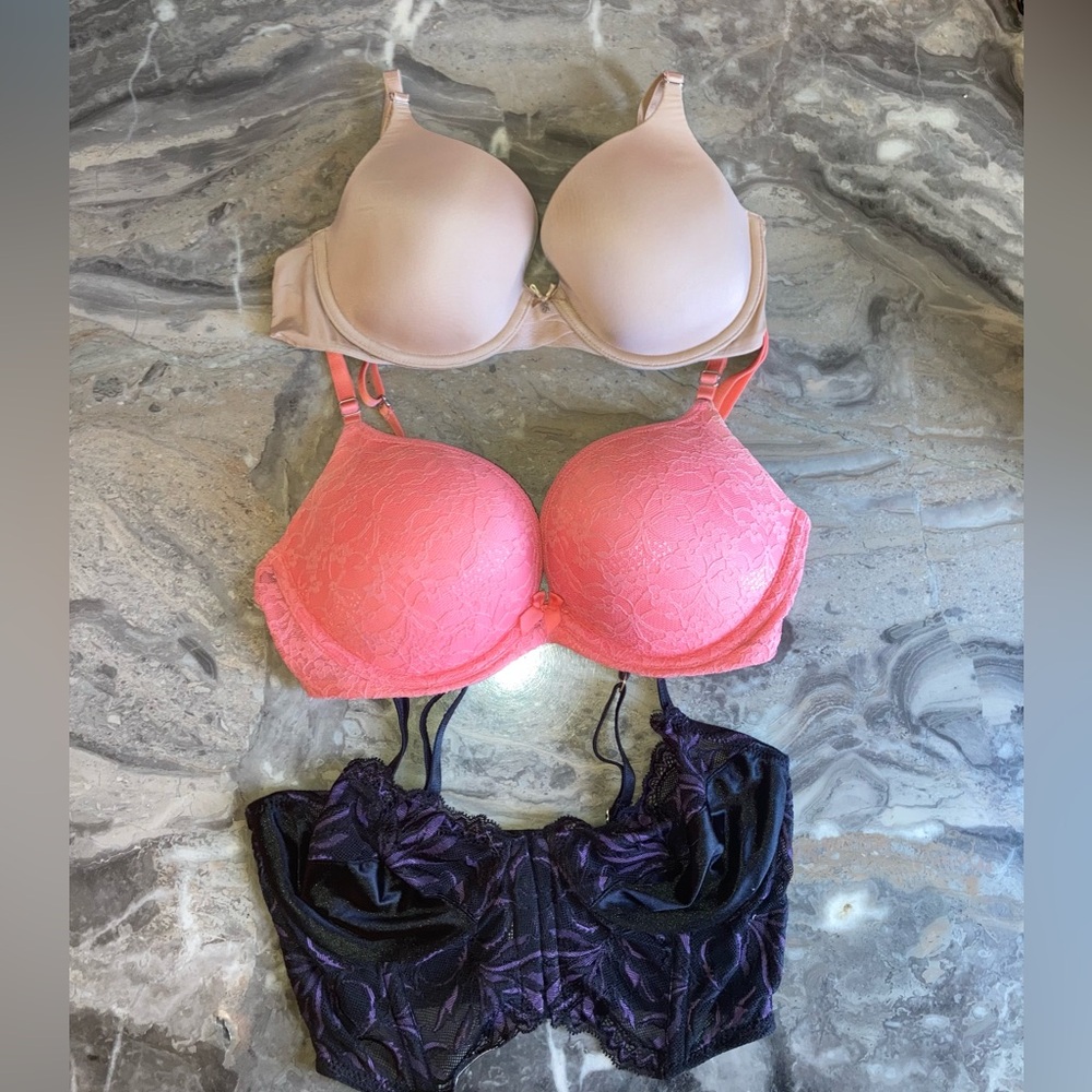 34C 1 Victoria Secret nude/tan lined/
1 Aerie Push-up  
1 Vogue unlined